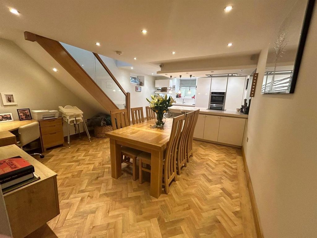 Additional image 4 of 2 bed flat for saleMottram Road, Broadbottom, Hyde SK14
