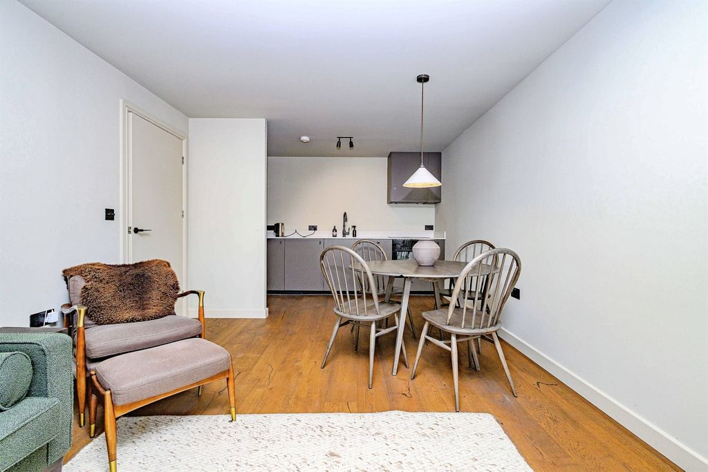 Additional image 6 of 2 bed flat for saleOvaltine Drive, Kings Langley WD4