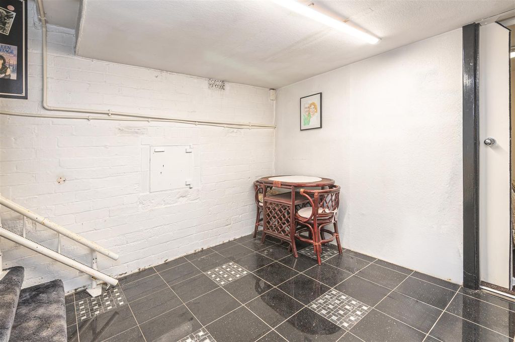 Additional image 44 of 6 bed semi-detached house for salePark Drive, Huddersfield HD1