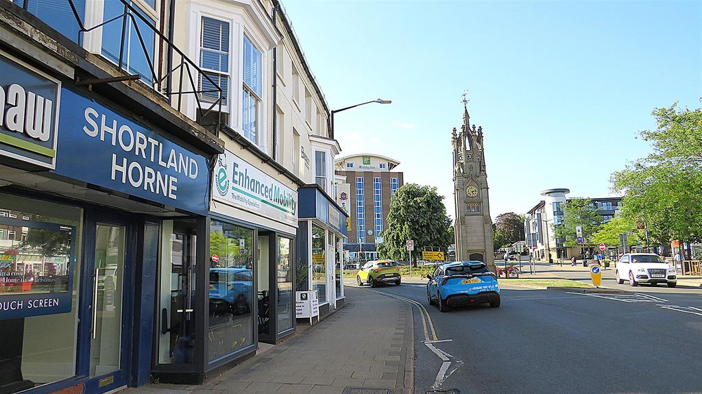 1 bed flat for saleThe Square, Kenilworth CV8 photo 5