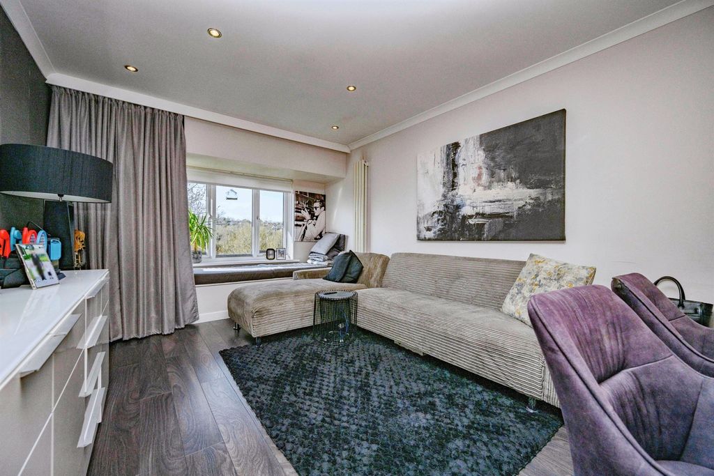 Additional image 5 of 2 bed flat for saleLake View, Railway Terrace, Kings Langley WD4