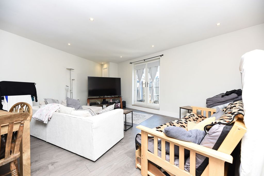 Additional image 4 of 2 bed flat for sale12 Ferrars Road, Huntingdon PE29