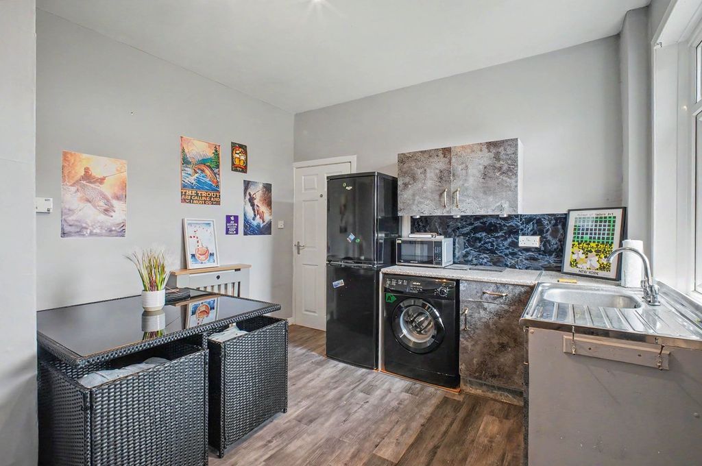 2 bed flat for saleMckinlay Crescent, Irvine KA12 photo 3