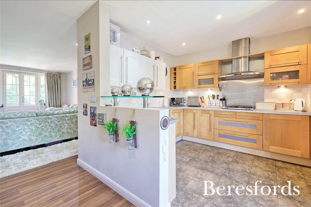 2 bed flat for saleStonegate, The Limes CM4 photo 5