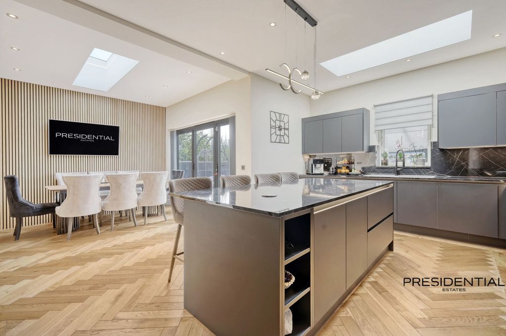Additional image 2 of 5 bed property for saleKenwood Gardens, Gants Hill IG2