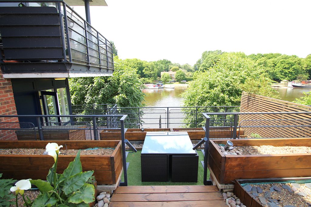 2 bed flat for saleCharter Quay, Kingston Upon Thames KT1