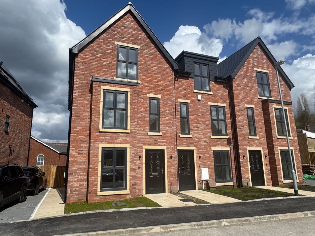 4 bed end terrace house for saleChurch Mead, Gee Cross SK14
