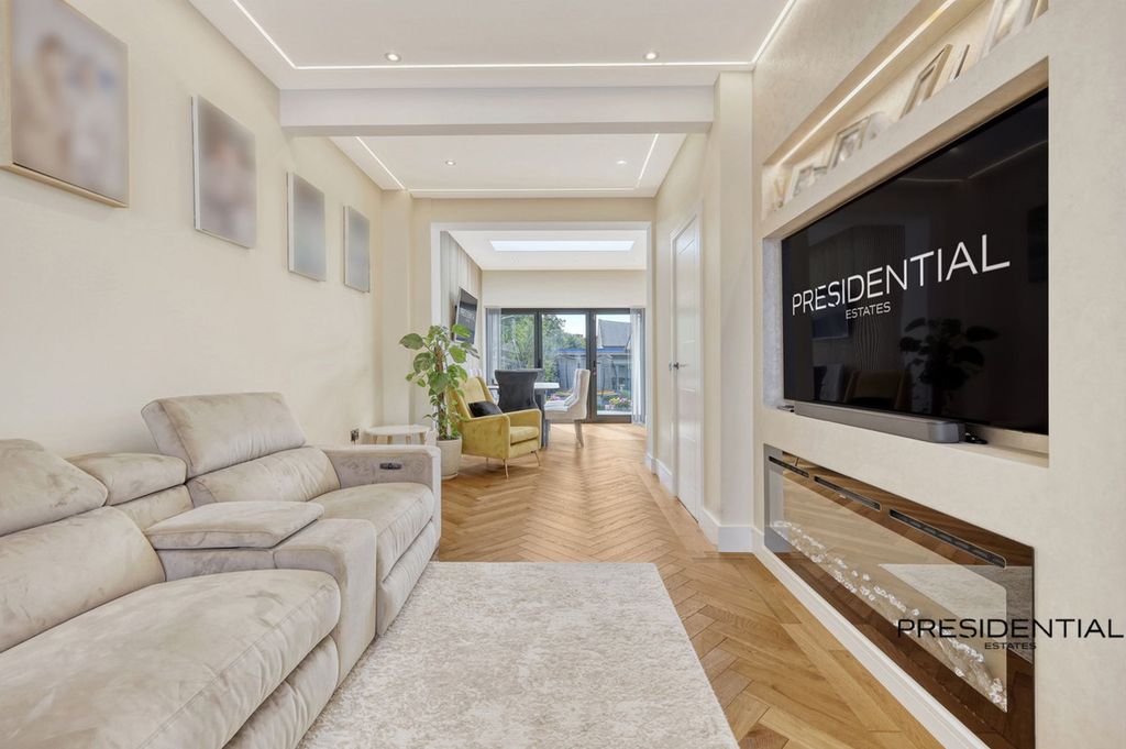 Additional image 14 of 5 bed property for saleKenwood Gardens, Gants Hill IG2