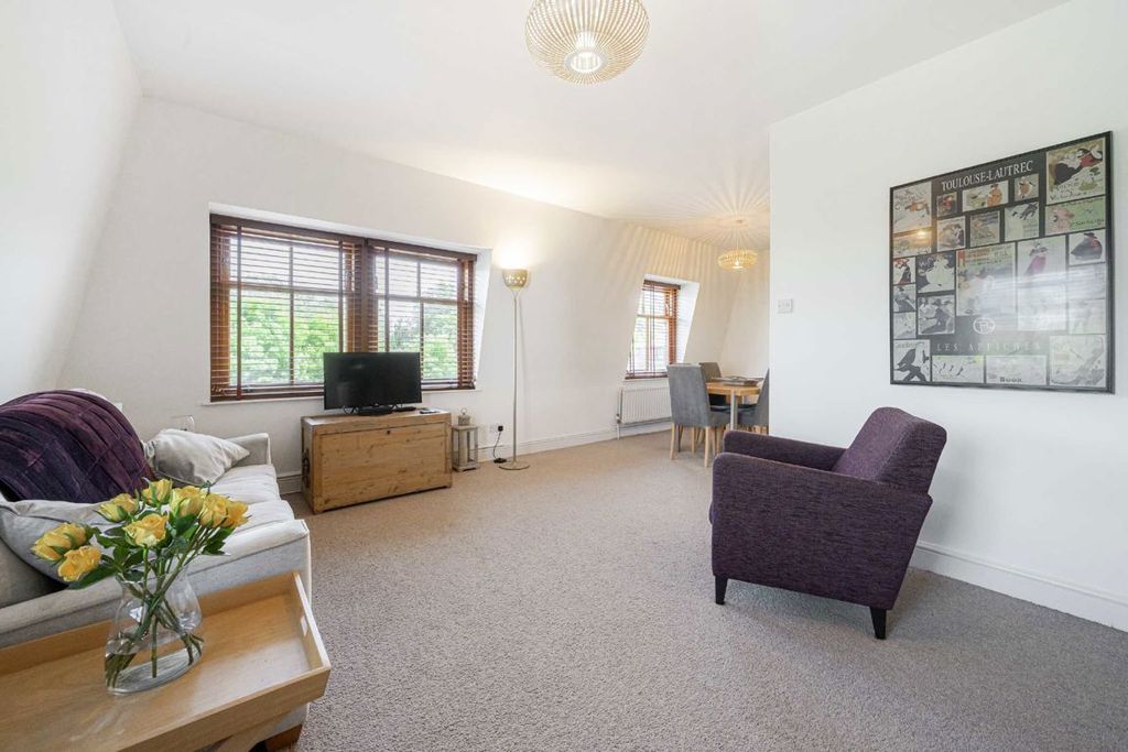 2 bed flat for saleLower Square, Old Isleworth TW7 photo 2