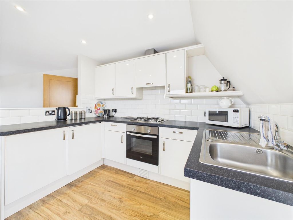 2 bed flat for saleSommers Crescent, Ilfracombe EX34 photo 4