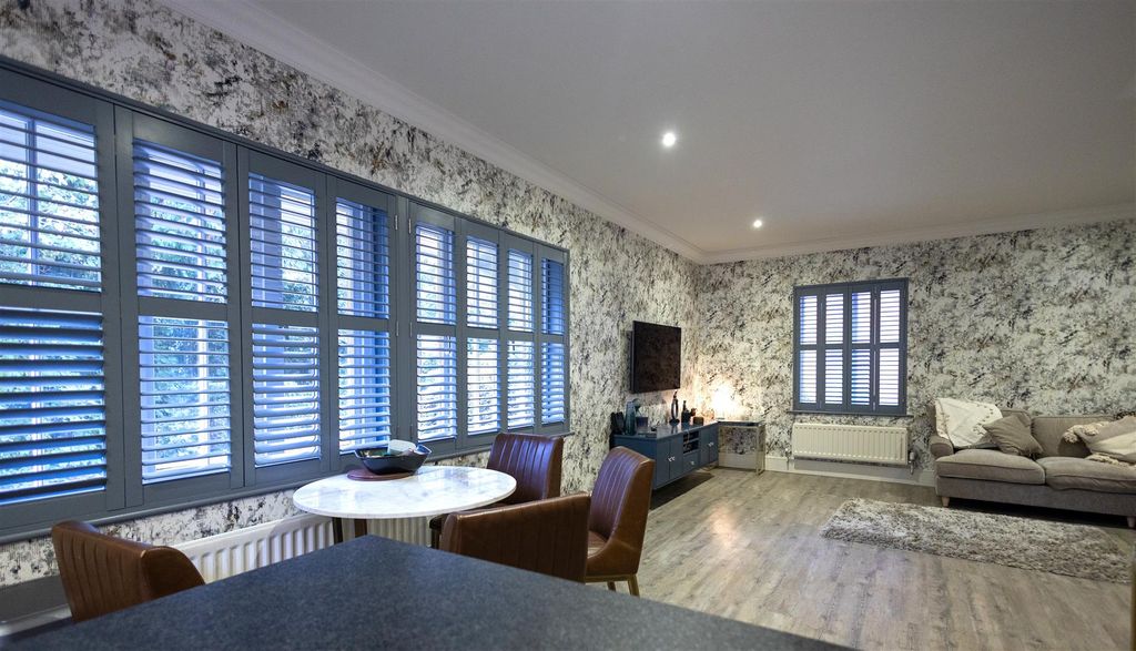 2 bed flat for saleStonegate, The Limes, Ingatestone CM4 photo 4