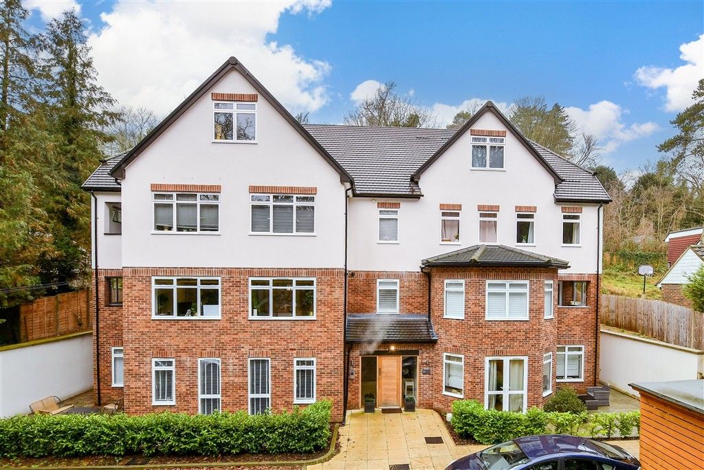 2 bed flat for saleWelcomes Road, Kenley, Surrey CR8