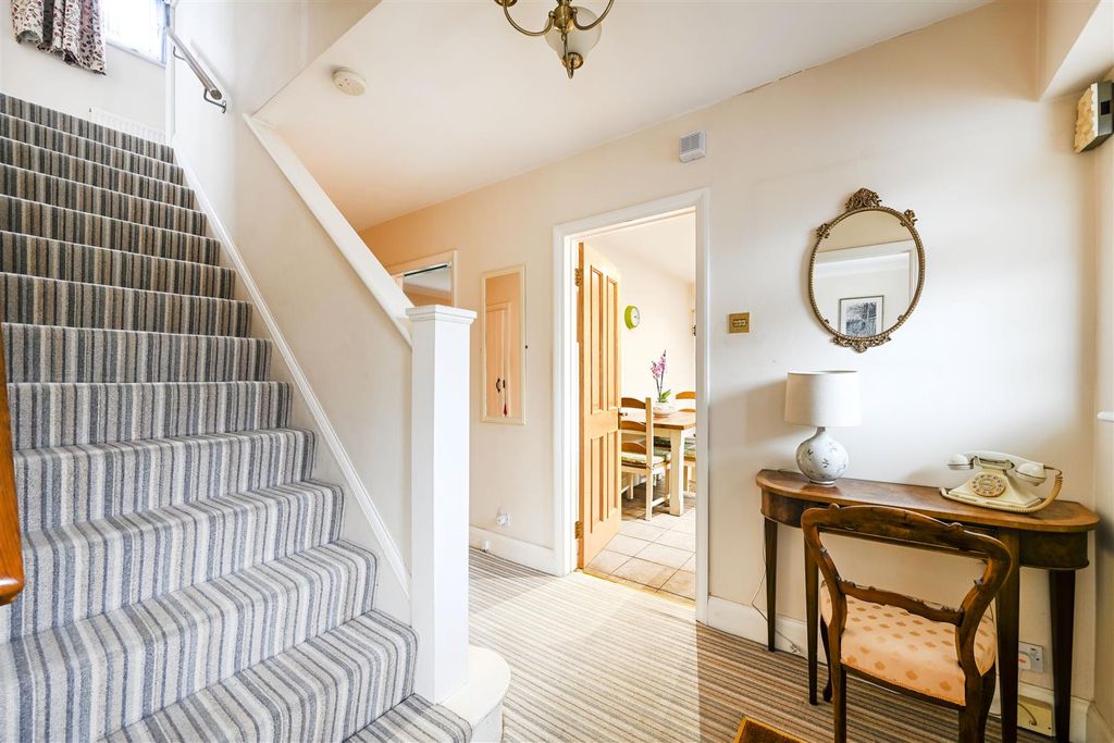 3 bed property for saleDeepdene, Ingatestone CM4 photo 5
