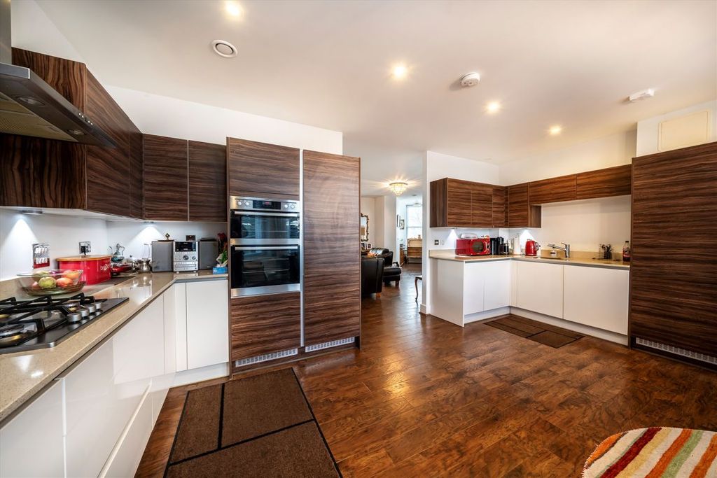 2 bed flat for saleBlumenthal Close, Isleworth TW7 photo 4