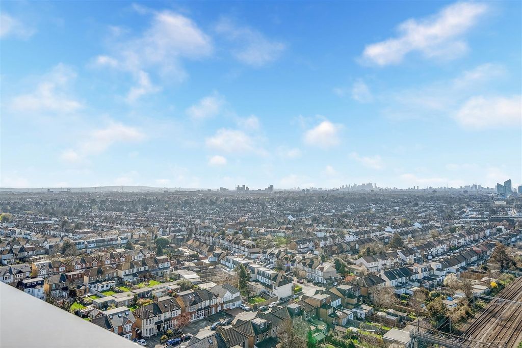 2 bed flat for saleStarling Heights, Seven Kings IG3 photo 2