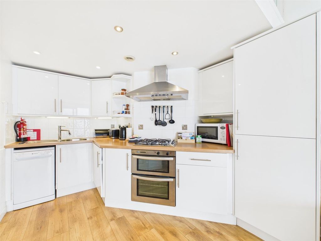 2 bed flat for saleCapstone Crescent, Ilfracombe EX34 photo 4