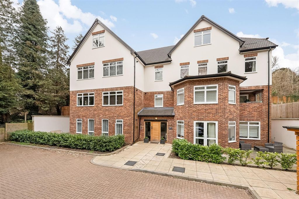 2 bed flat for saleOakhill House, Welcomes Road, Kenley CR8