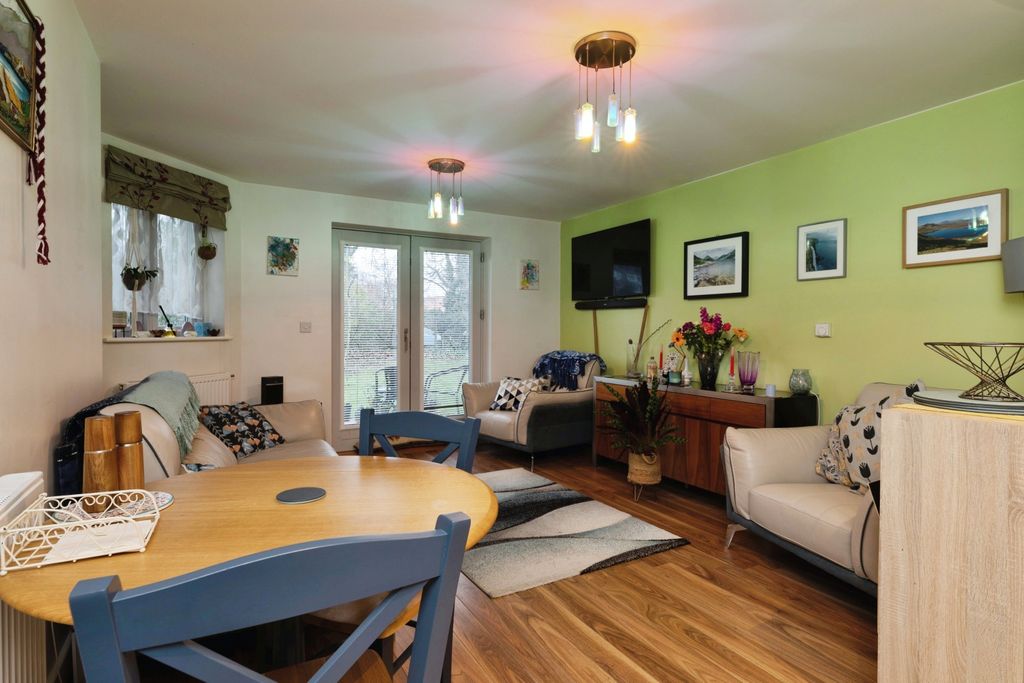 2 bed flat for saleNew Mossford Way, Ilford IG6