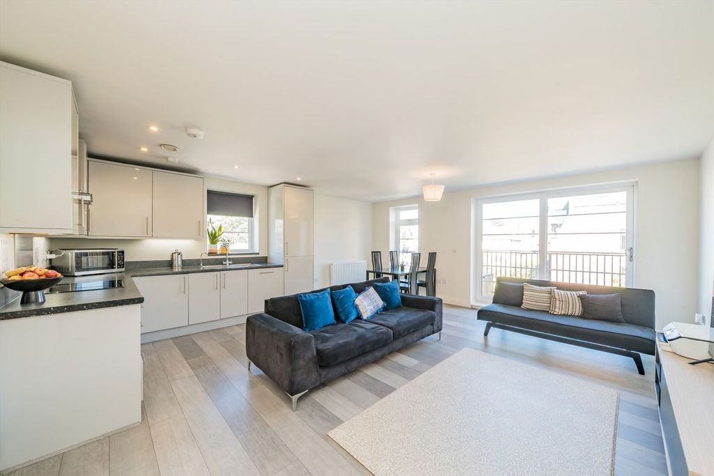 3 bed flat for saleSamuelson Place, Isleworth TW7 photo 2