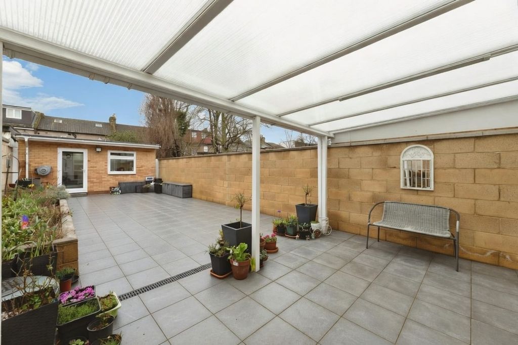 Additional image 2 of 2 bed flat for saleWellesley Road, Ilford IG1