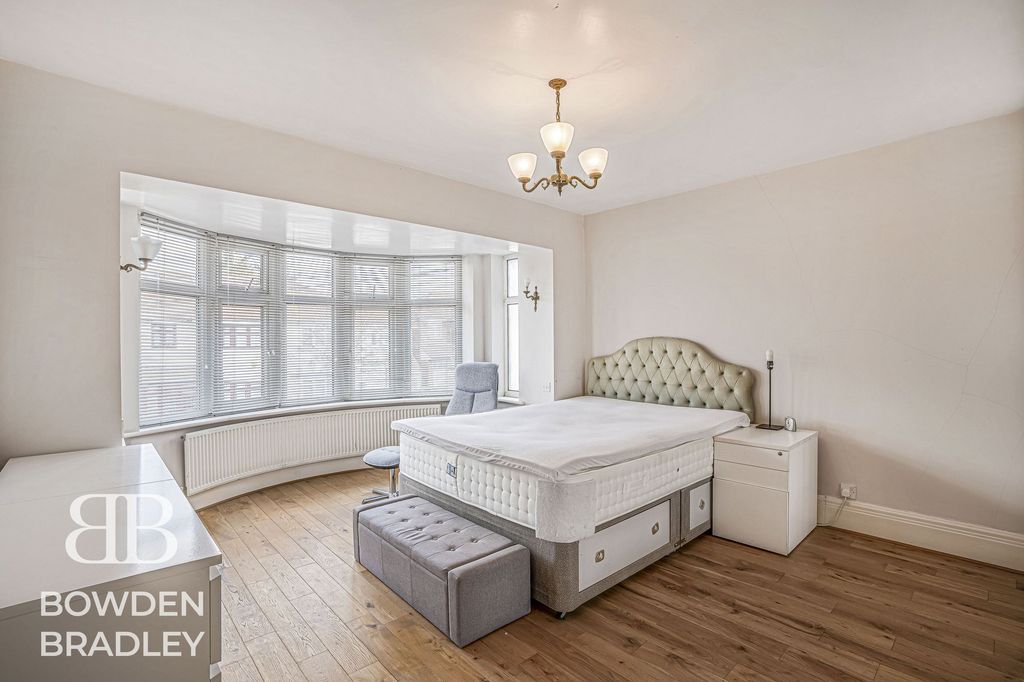 Additional image 17 of 5 bed property for saleAbbotswood Gardens, Clayhall IG5