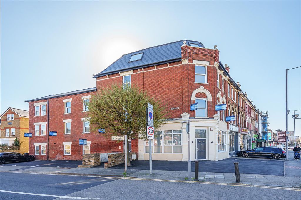 2 bed flat for saleMontana House, Gibbon Road, Kingston Upon Thames KT2