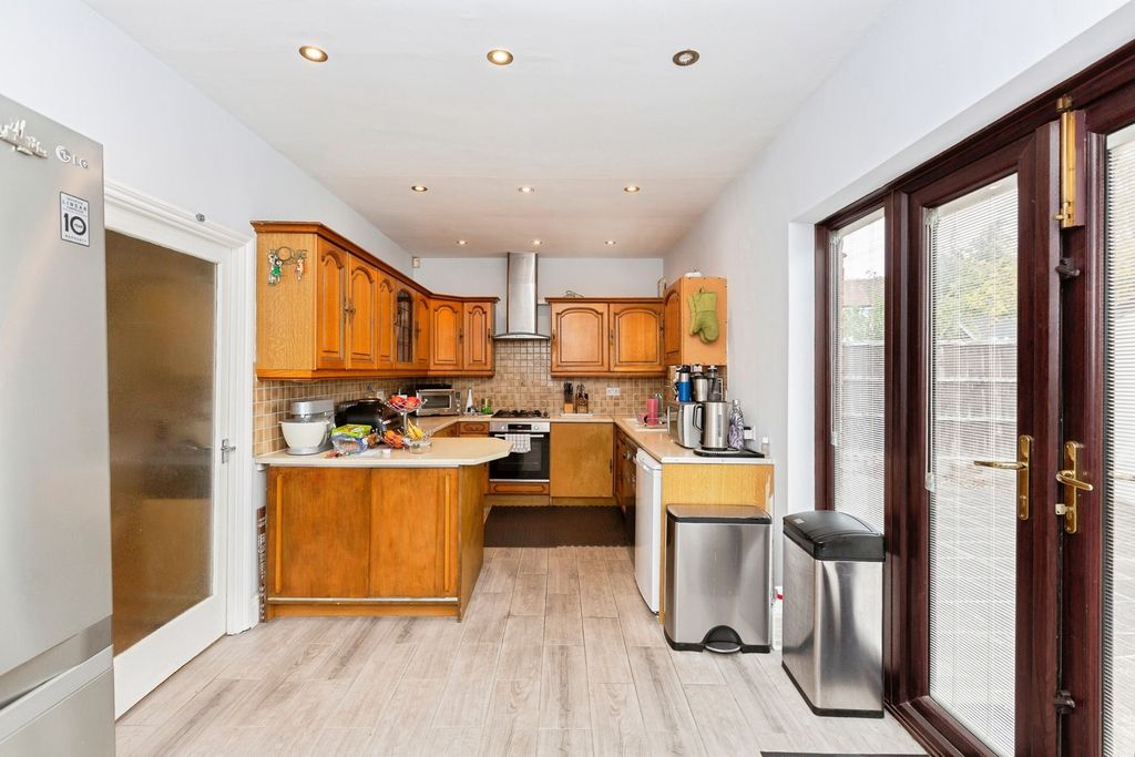 Additional image 8 of 5 bed end terrace house for saleTomswood Hill, Ilford IG6
