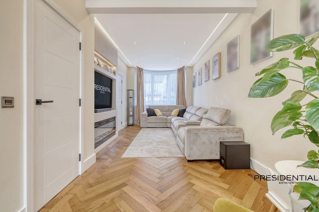 Additional image 15 of 5 bed property for saleKenwood Gardens, Gants Hill IG2