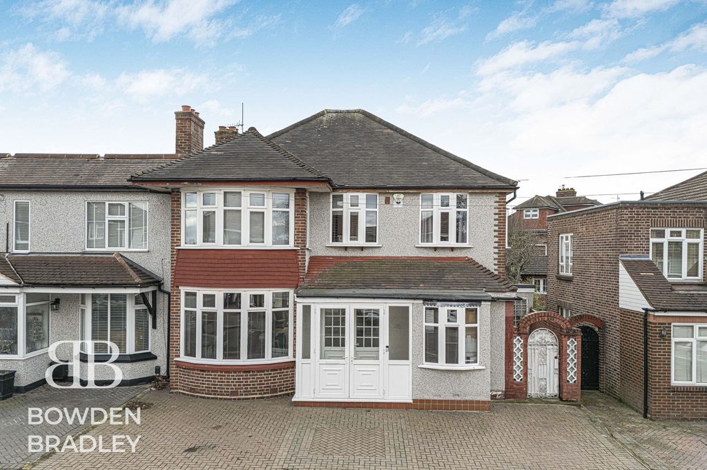 Additional image 34 of 5 bed property for saleAbbotswood Gardens, Clayhall IG5