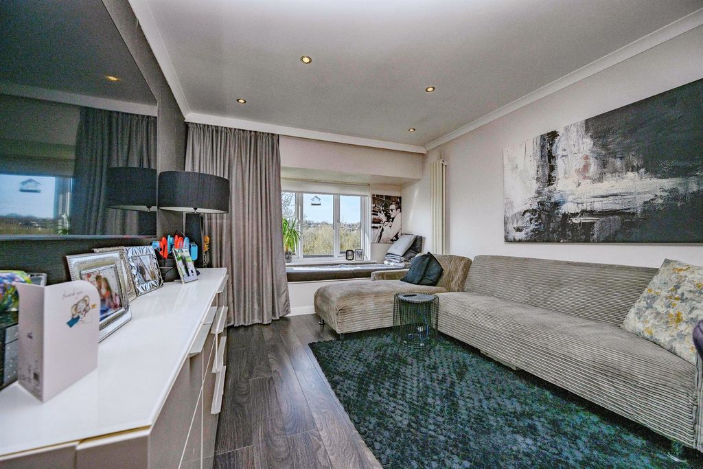 Additional image 10 of 2 bed flat for saleLake View, Railway Terrace, Kings Langley WD4
