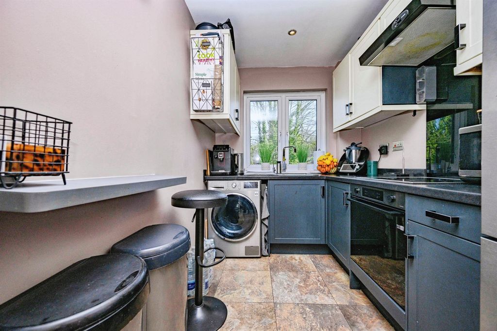 Additional image 11 of 2 bed flat for saleLake View, Railway Terrace, Kings Langley WD4