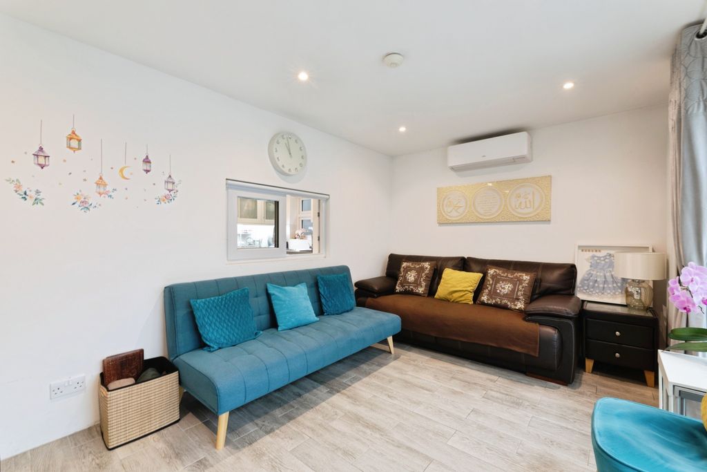 Additional image 9 of 2 bed flat for saleWellesley Road, Ilford IG1