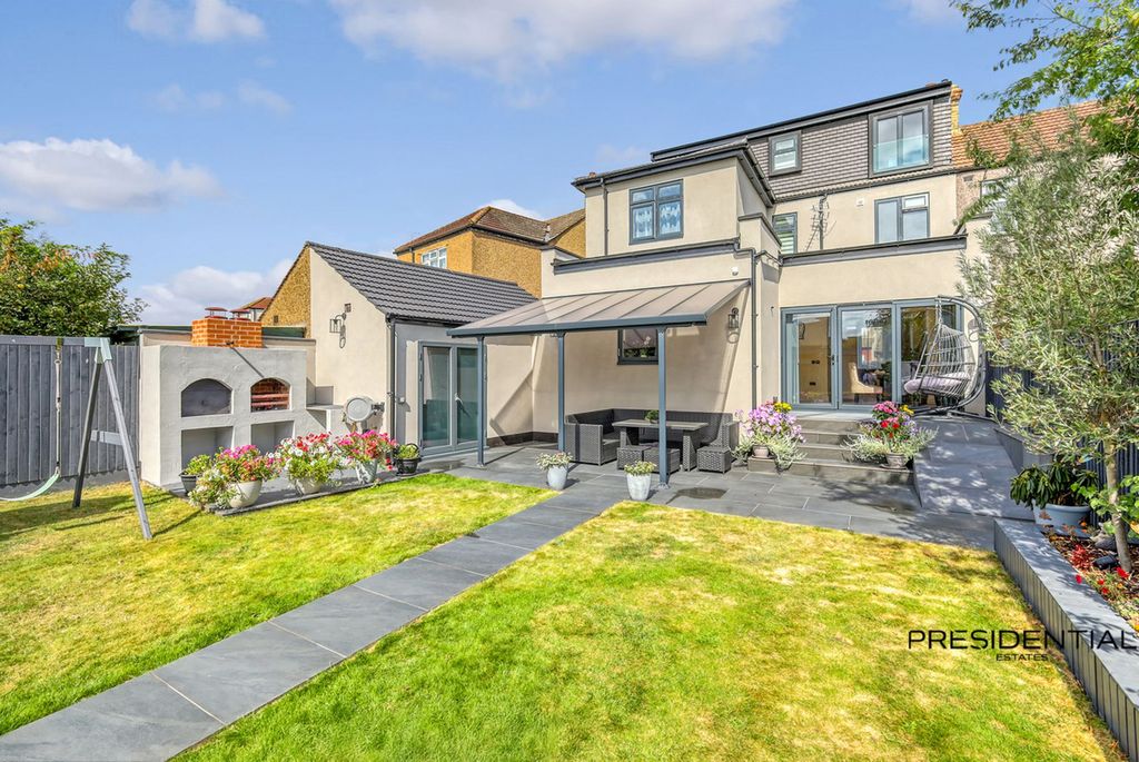 Additional image 4 of 5 bed property for saleKenwood Gardens, Gants Hill IG2