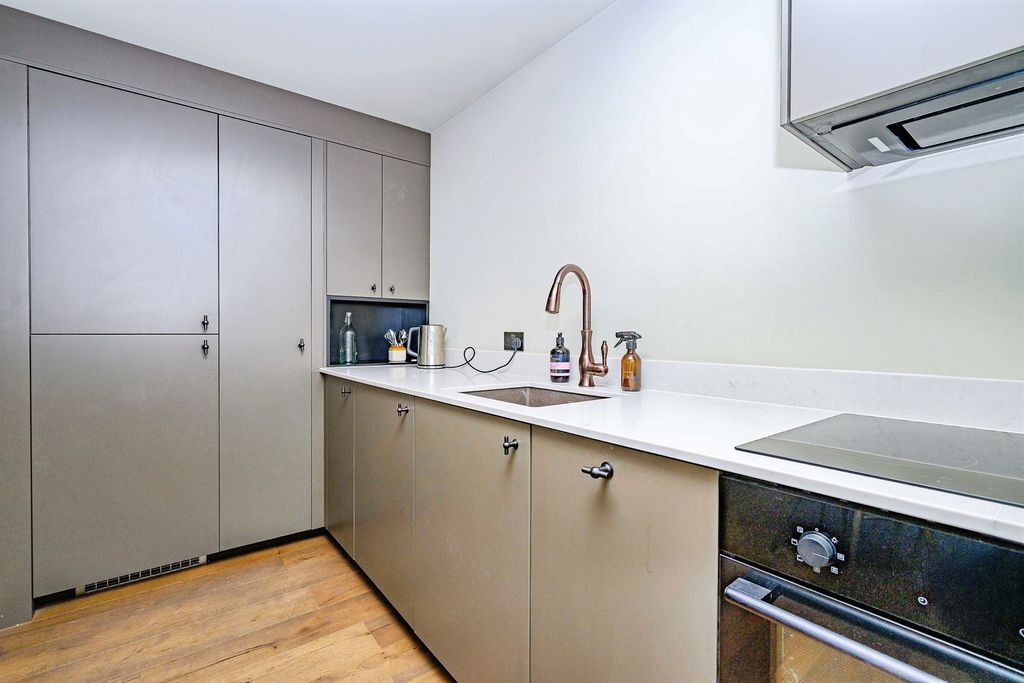 Additional image 3 of 2 bed flat for saleOvaltine Drive, Kings Langley WD4