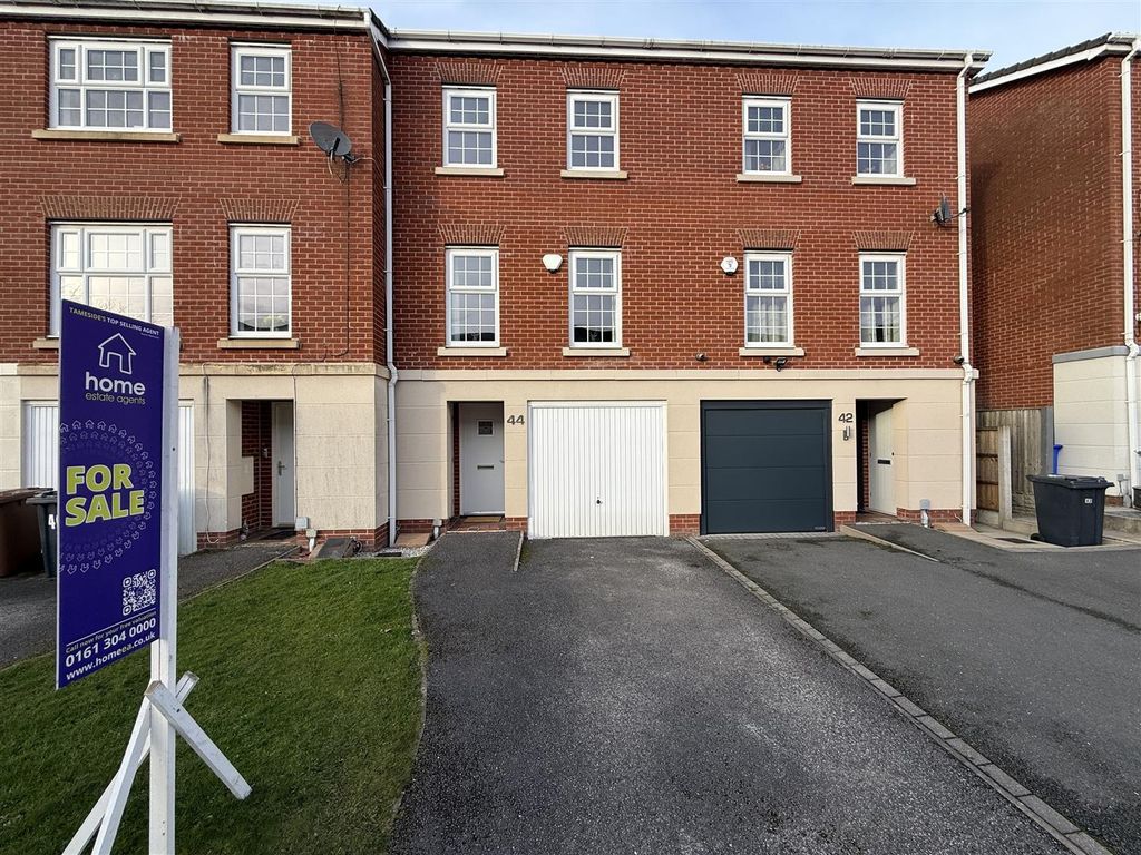 3 bed town house for saleFerndale, Hyde SK14
