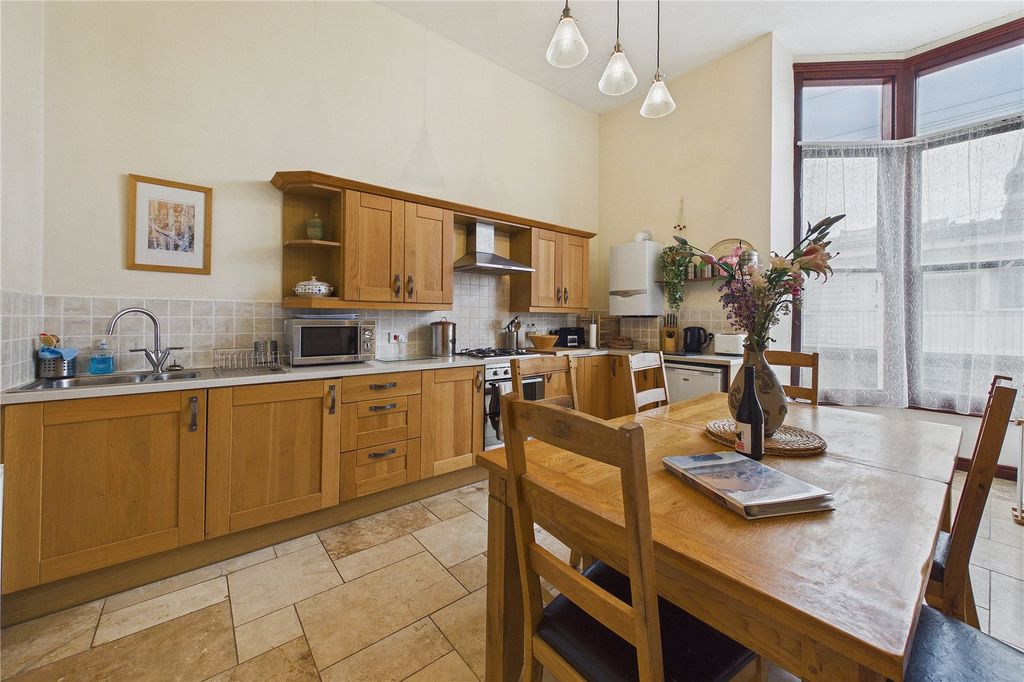 2 bed flat for saleCapstone Crescent, Ilfracombe, Devon EX34 photo 5