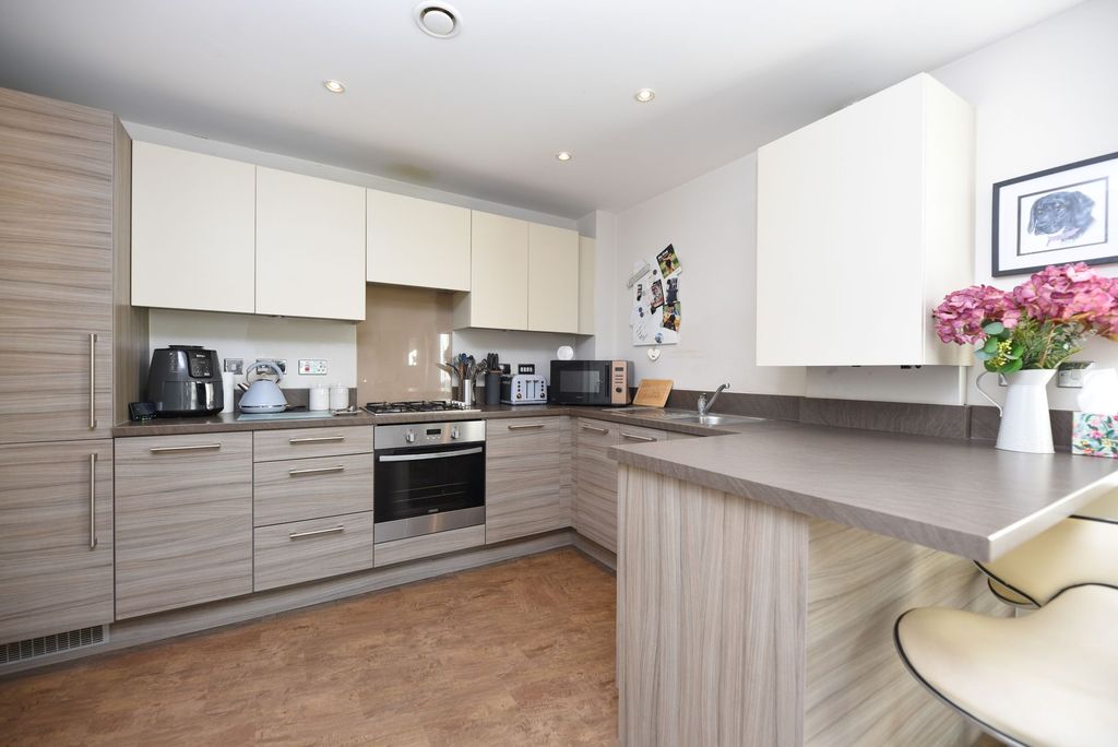 2 bed flat for saleBrookside, Park Square Brookside PE29 photo 4