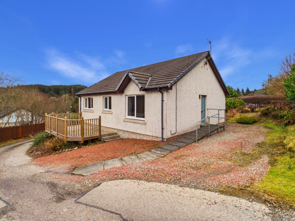3 bed detached bungalow for sale8 Pipers Road, Cairnbaan, By Lochgilphead, Argyll PA31