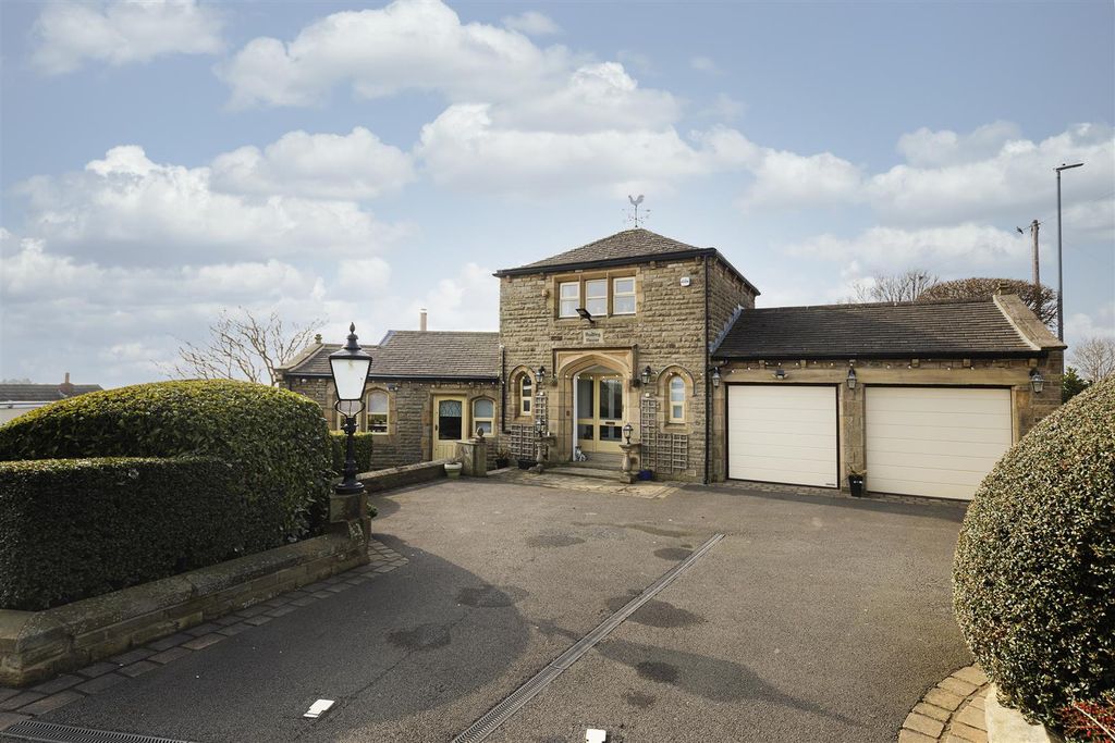 4 bed detached bungalow for saleMoor Top Road, Kirkheaton, Huddersfield HD5