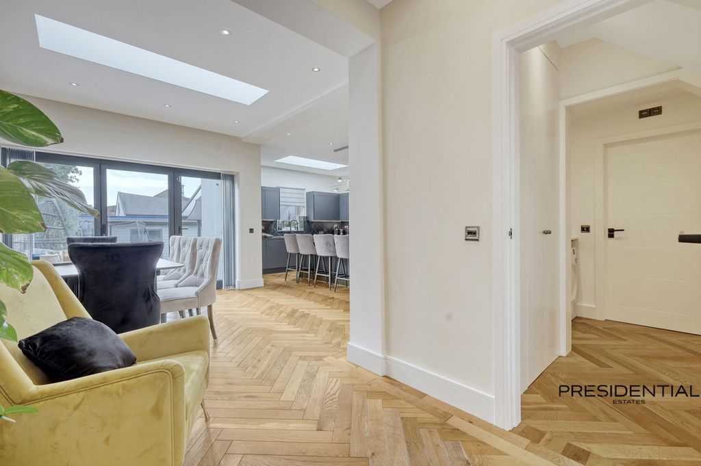 Additional image 12 of 5 bed property for saleKenwood Gardens, Gants Hill IG2