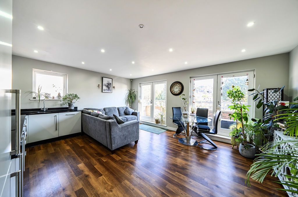 2 bed flat for saleThe Cascades, Valley Road, Kenley CR8