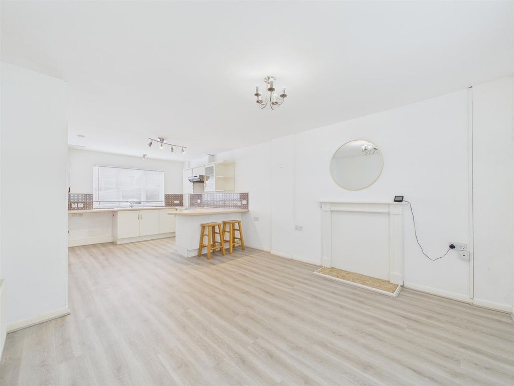 2 bed flat for saleLarkstone Crescent, Ilfracombe EX34 photo 4