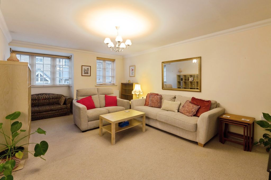 2 bed flat for saleHare Bridge Crescent, Ingatestone CM4 photo 2