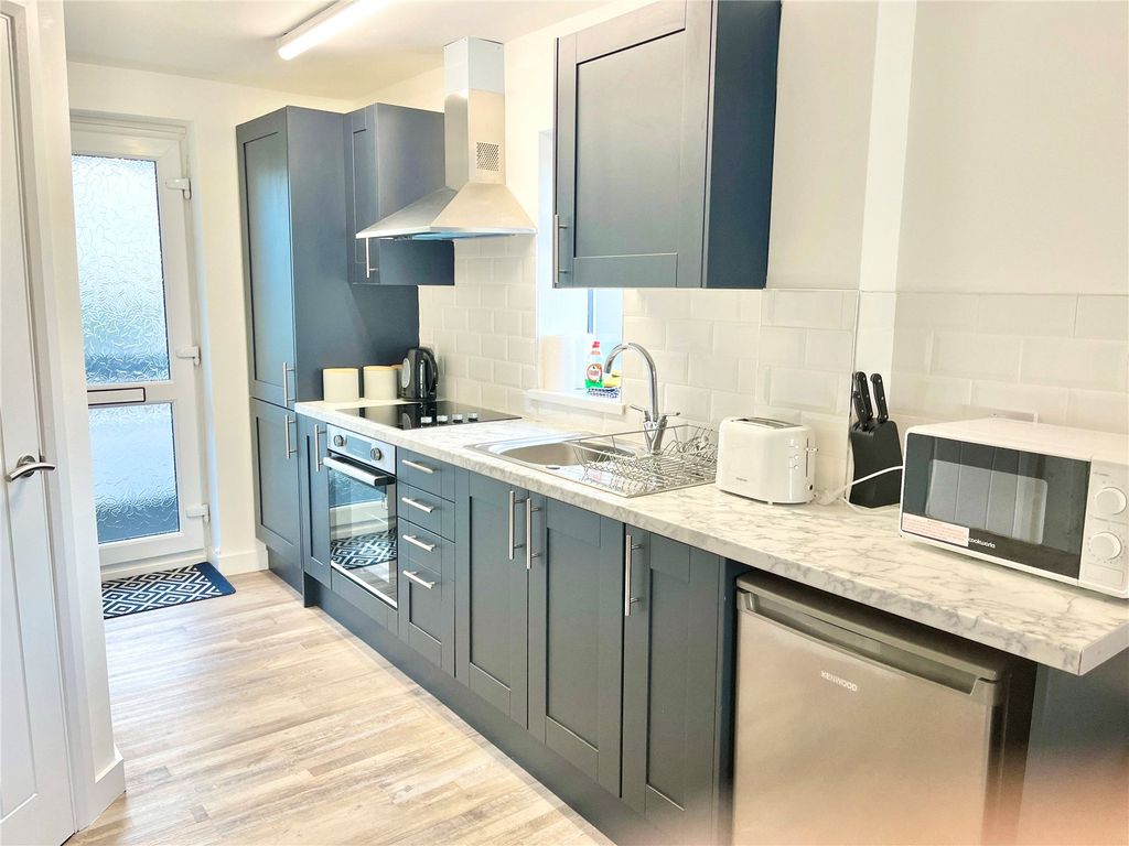 1 bed flat for saleCaptains Walk, Saundersfoot, Pembrokeshire SA69 photo 3