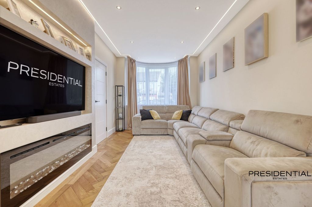 Additional image 13 of 5 bed property for saleKenwood Gardens, Gants Hill IG2