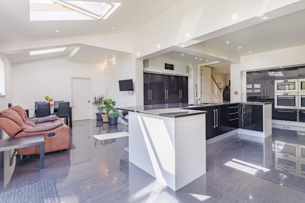 4 bed semi-detached house for saleStainforth Road, Newbury Park IG2 photo 3