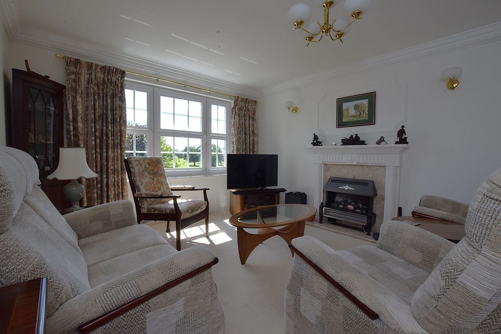 2 bed flat for saleChestnut Grove, Great Stukeley PE28 photo 4