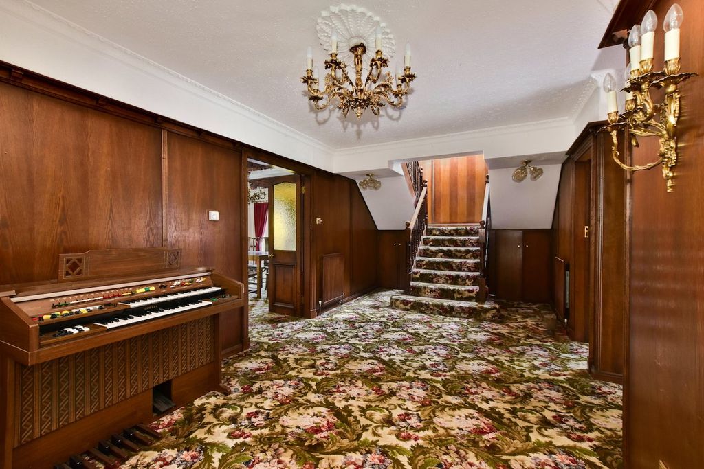 Additional image 2 of 7 bed semi-detached house for saleWarren Lodge, Iver Heath SL0
