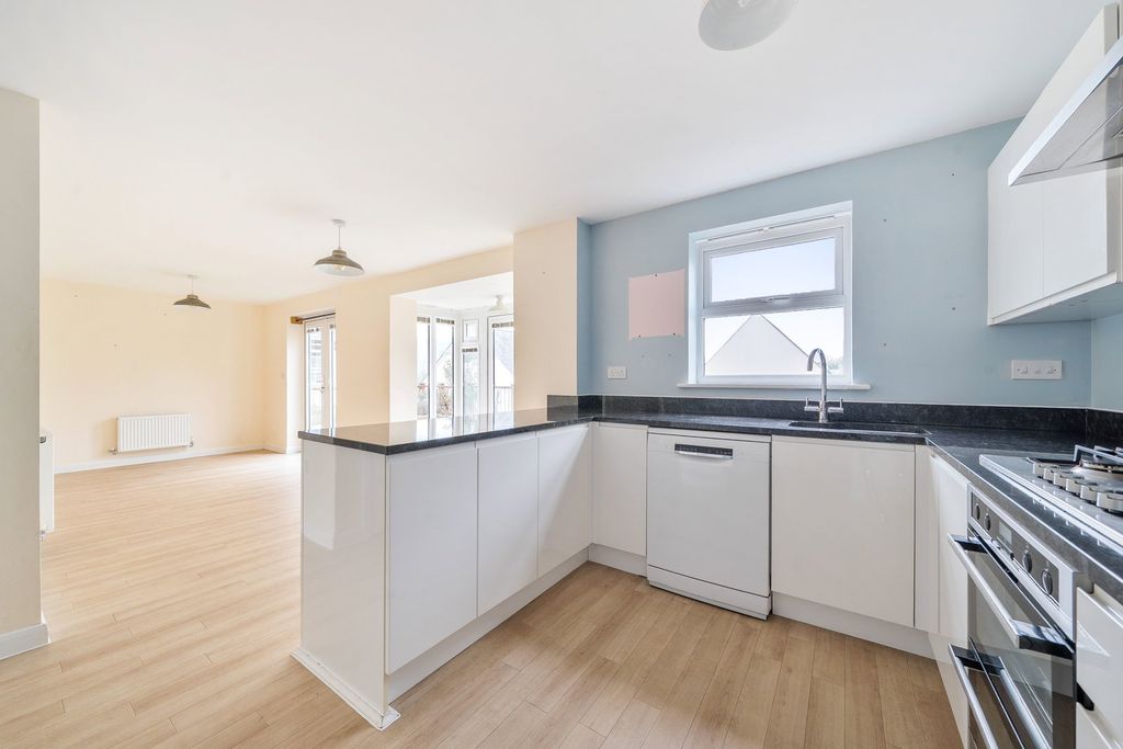 4 bed detached house for salePinwill Crescent, Ermington PL21 photo 2