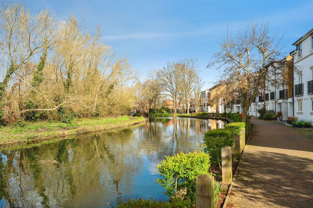 Additional image 19 of 2 bed flat for saleOvaltine Drive, Kings Langley WD4
